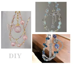 Gros plan détaillé d'accessoires de perles DIY avec des strass étincelants et des nœuds.