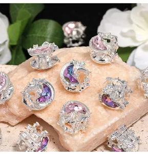 Vue détaillée d'accessoires de perles DIY en alliage de lune strass scintillants.