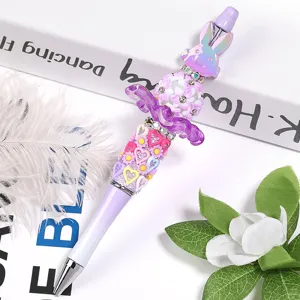Wunderschöner DIY Perlenkugelschreiber mit Strassblumen, Harzherzen und niedlichem Hasen-Aufsatz.