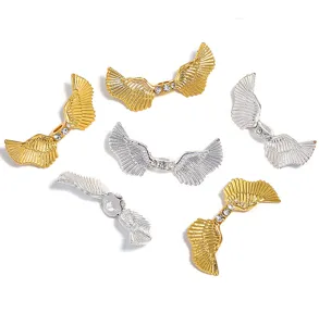 Gros plan détaillé de breloques en alliage en forme d'ailes d'ange avec des strass brillants.