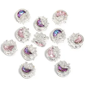 Vue détaillée de perles breloques lune et étoile en strass et alliage pour projets DIY.