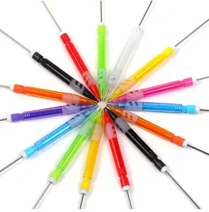 Dettaglio di penne per perle e matite meccaniche fai-da-te colorate con finitura glitter.
