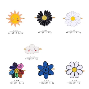 Anelli per tovaglioli in metallo con vari motivi di fiori carini per la decorazione della tavola.