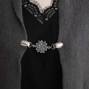 Vista dettagliata della clip per maglione floreale argento vintage, elegante accessorio per scialle.