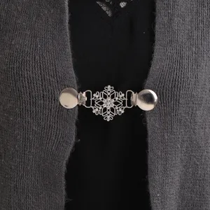 Clip cardigan fiocco di neve argento strass scialle maglione colletto spilla