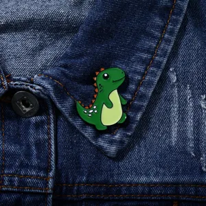 Jolie broche émaillée en dinosaure vert, badge en métal de style dessin animé pour vêtements et sacs.