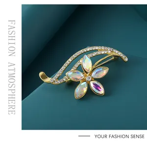 Edle vergoldete Strass Kristall Blumen Brosche Pin, elegantes Mode Accessoire Details.