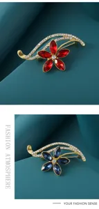 Exquisite Strass Blumen Brosche Detailansicht, elegantes Kristall Anstecknadel Accessoire.