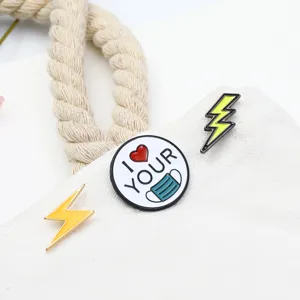 Detailaufnahme des kreativen Emaille-Anstecker-Sets aus Legierung mit Masken- und Blitzmotiven.