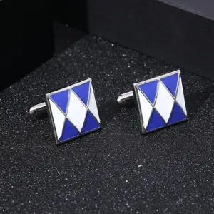 Élégants boutons de manchette carrés géométriques bleus et blancs pour chemise homme.