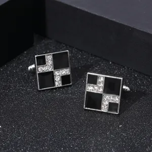 Vue détaillée de boutons de manchette géométriques carrés en strass avec émail noir.