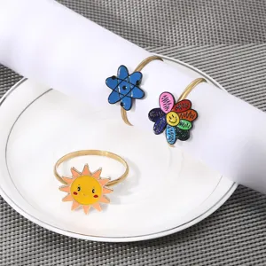 Simpatici portatovaglioli in metallo con fiori di cartoni animati per la decorazione.