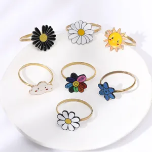 Set di portatovaglioli in metallo con simpatici fiori colorati e disegni di sole per la tavola