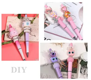 DIY kraal metalen decoratieve pen met schattige hars bloem en parelbedels voor creatief schrijven.