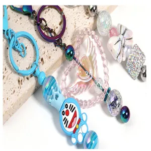 Porte-clés perlé DIY avec fermoir mousqueton en métal coloré et joli pendentif dessin animé.