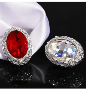 Detaillierte Nahaufnahme von ovalen Strass DIY Perlen mit roten und AB Kristallen.