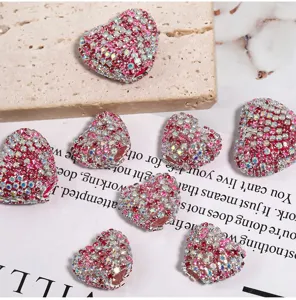 Close-up van sprankelende roze strass hart acryl kralen, perfect voor DIY sieraden maken.