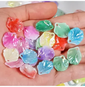 Cuentas de petalos de acrilico de colores con agujeros para hacer joyas de bricolaje.