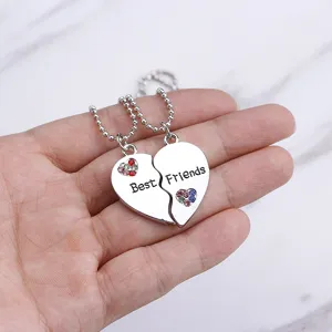 Κοντινή λεπτομέλεια από το κολιέ καρδιά Best Friends με χρωματιστά στρας και αλυσίδα.