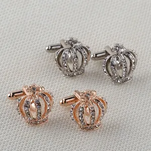 Gros plan detail de boutons de manchette couronne strass metal, elegant pour chemise.