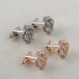Élégants boutons de manchette couronne en métal avec strass brillants, argent et or rose.