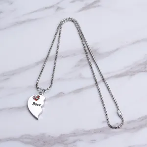 Λεπτομερής λήψη ασημένιου κολιέ με μενταγιόν μισής καρδιάς καλύτερων φίλων με λαμπερά στρας.