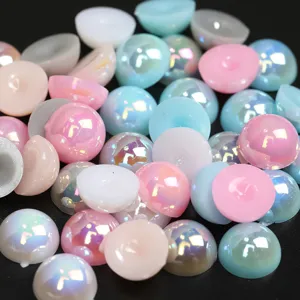 Primo piano di perle semitonde colorate con rivestimento AB per gioielli fai da te.