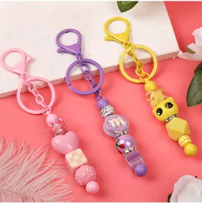Llavero de cuentas DIY colorido con mosquetero de metal y colgantes bonitos de moda.