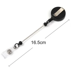 Porte-badge enroulable pour infirmiere avec tige perlee et clip en metal robuste.