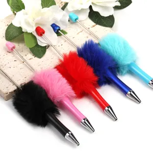 Set van meerkleurige pluche pompon kraal balpennen, creatieve DIY schattige stationery.
