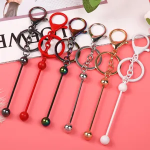Llaveros de metal colorido con mosquetones y colgantes de bola largos para manualidades DIY.