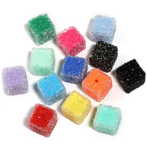 Perles carrées en strass coloré effet sucre pour la fabrication de bijoux DIY et bracelets.