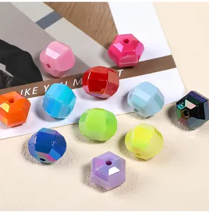 Detailopname van kleurrijke acryl gefacetteerde kralen voor sieraden en telefoonketting.