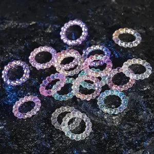 Anillos de burbujas acrílicos iridiscentes coloridos y abalorios para manualidades y bisutería.