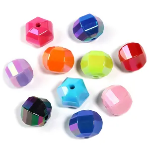 Kleurrijke acryl gefacetteerde zeshoekige losse kralen voor DIY sieraden en telefoonketting.