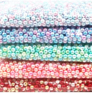 Primer plano de cuentas de perlas degradadas coloridas, superficie lisa, ideal para joyería.