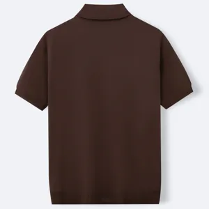 Vista posteriore di una classica polo in maglia a maniche corte marrone scuro da uomo con orlo