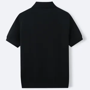 Vista posteriore dettagliata di una polo da uomo in maglia nera di alta qualità