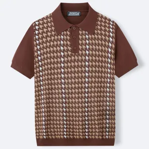 Dettaglio della trama jacquard pied-de-poule marrone sulla polo in maglia a maniche corte
