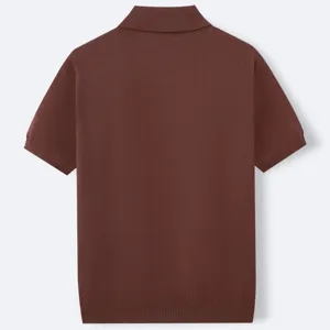 Vista posteriore di una polo da uomo in maglia marrone a maniche corte con coste