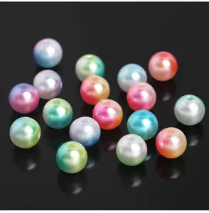 Primer plano de cuentas de perlas con degradado colorido, perfectas para joyería DIY.