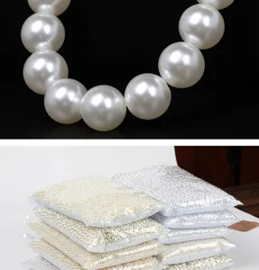 Vue en gros plan de perles d'imitation ABS brillantes et de sacs en vrac empilés pour les bijoux DIY.