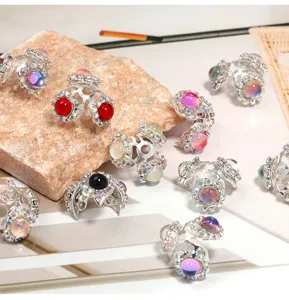 Perline con tappo di fiori in lega di strass e ciondolini per gioielli con catena di telefono