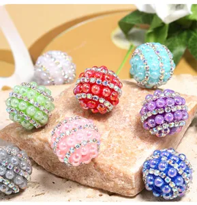 Gedetailleerd weergave van kleurrijke handgemaakte parel strass bal kralen voor accessoires.