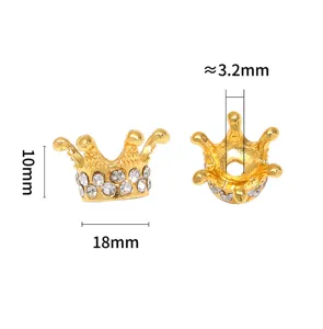 Detalle de tapa de cuenta de corona de estrás de aleación dorada con medidas 10mm y 18mm.