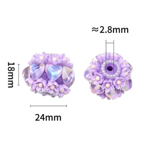 Scatto di dettaglio di perline a cuore viola, perline sfuse lucide per gioielli fai da te.