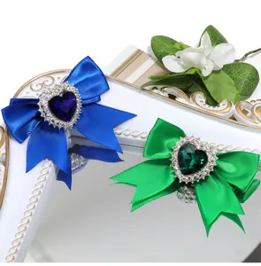 Vue détaillée de l'accessoire de bijoux nœud ruban fait main avec des cristaux de cœur.