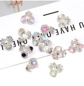 Perline distanziatrici di fiori in strass, accessori di gioielli triangolari in lega dettaglio.