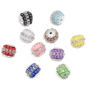 Gedetailleerd uitzicht van kleurrijke strass parel kralen, DIY sieraden accessoire.