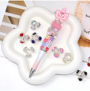 Set di penne con perline fai-da-te con perline distanziatrici di fiori in strass e ciondoli rosa.